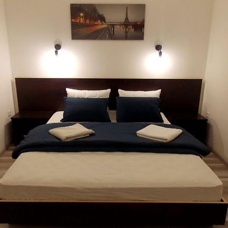 Apartment At Teodora Sqr 利沃夫 外观 照片